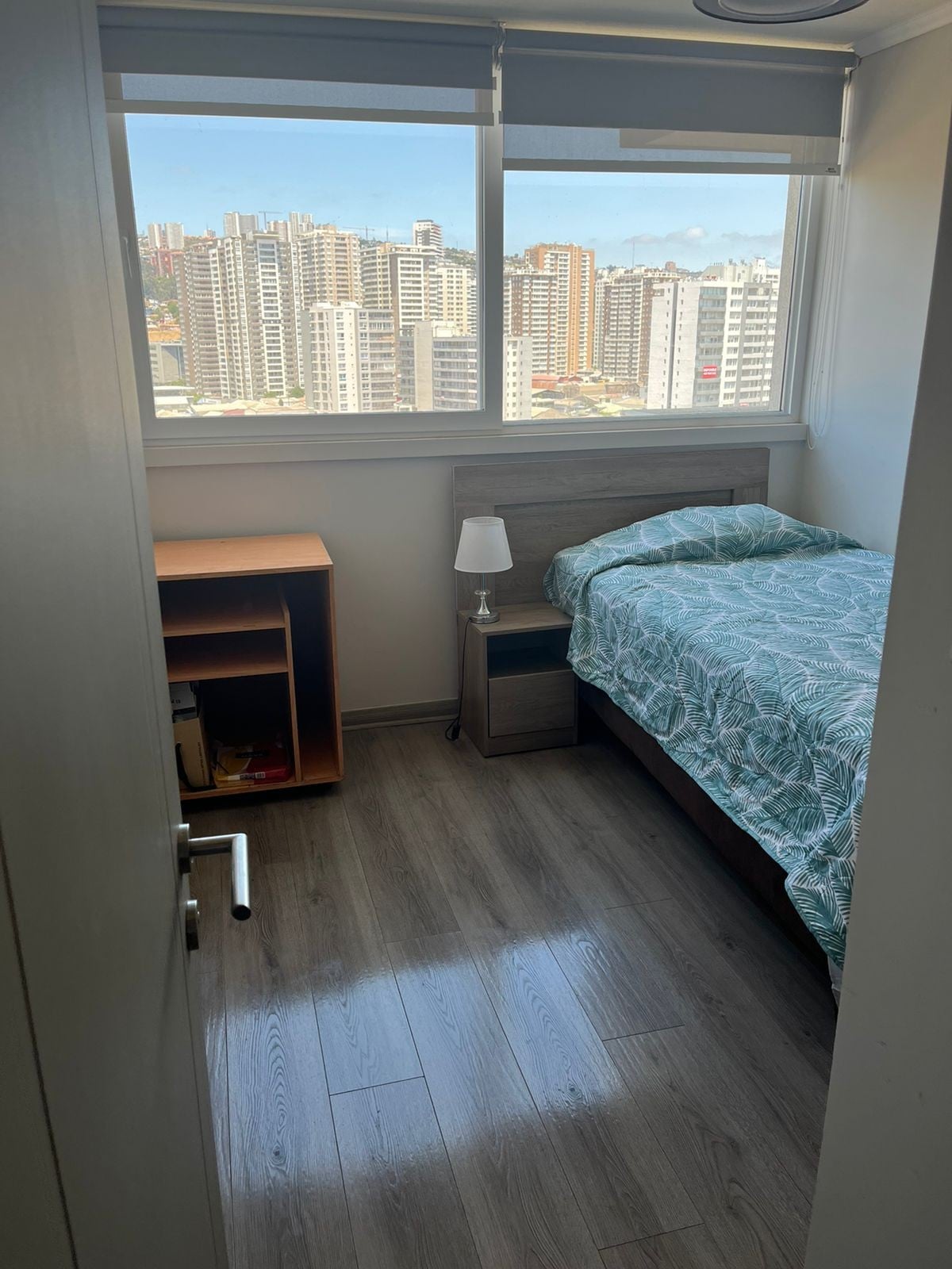 Tiha i svijetla soba, opremljena krevetom od 1½ m2, noćnim ormarićem i pomoćnim namještajem. Ima velike prozore koji pružaju prekrasan pogled na grad, a prostor ispunjavaju obiljem prirodnog svjetla i idealnom atmosferom za odmor.