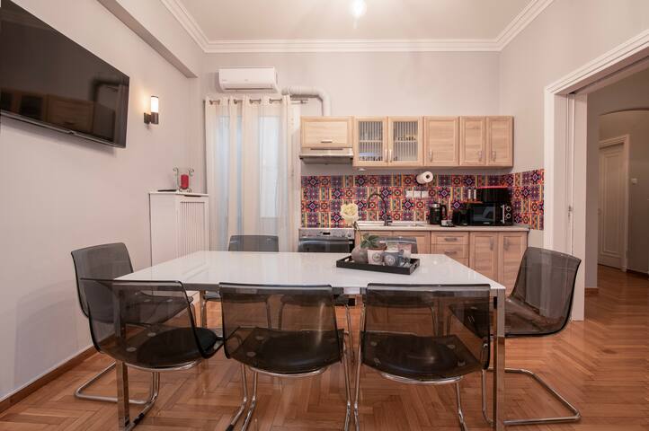 AthensHomes Syntagma Spacious Suite 5Br/2.5Ba gallery image 2