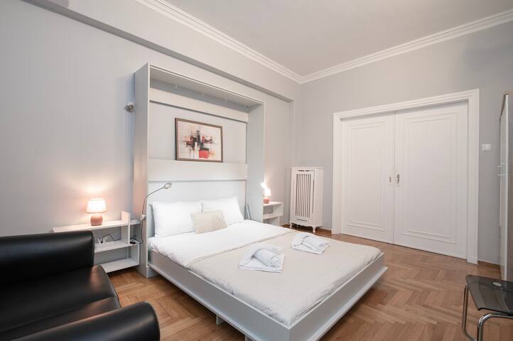 AthensHomes Syntagma Spacious Suite 5Br/2.5Ba gallery image 3