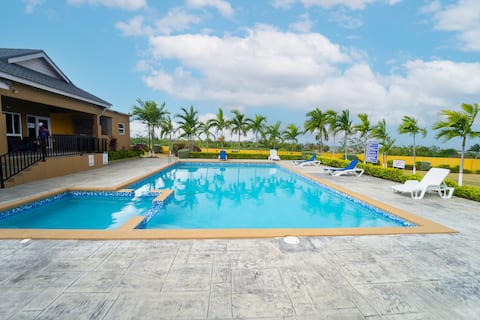 2 Bedroom Villa with Pool, Parking, Laundry & Desk