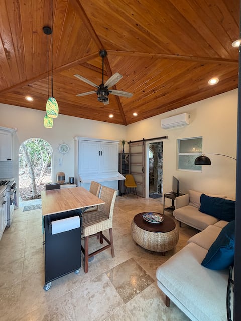 Top performing Airbnb: Castaway Cottage: Privacy, Views in Coral Bay