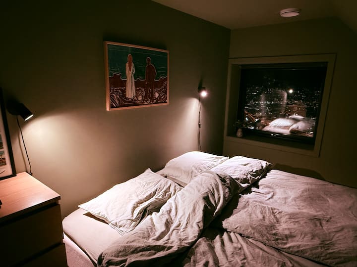 Საძინებელი ტანსაცმლის საკიდით და 1,80 სმ საწოლით