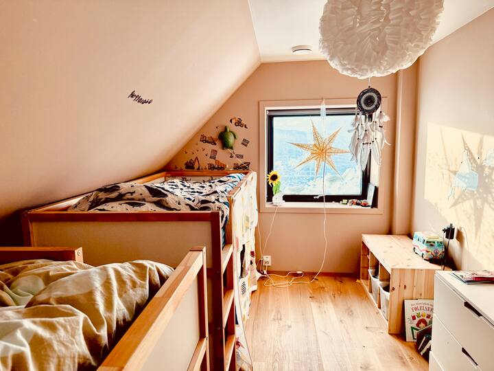 Საძილე სივრცე 2 ორსართულიანი საწოლით. Ორივე ზომით 90x200 სმ, შესაფერისია როგორც ბავშვებისთვის, ისე ზრდასრულებისთვის. Ერთ საწოლს, ასევე, აქვს ლეიბი მესამე პირისთვის განკუთვნილი სივრცით.