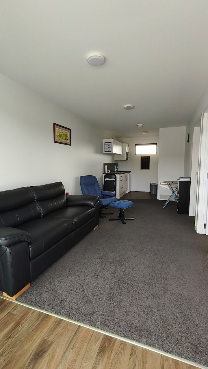 Tui Apartment. Mountain Views Off-street Parking. - テ・アナウ