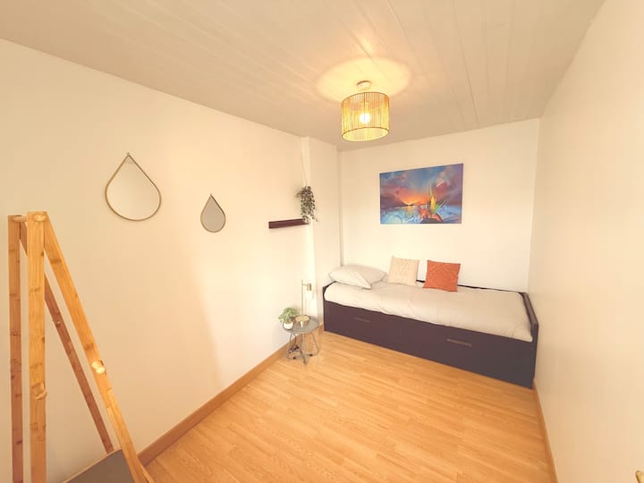 Chumba cha kulala kilicho na kitanda kimoja.