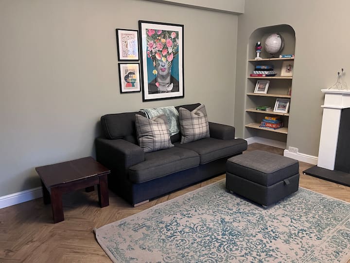 ห้องนั่งเล่นล้อมรอบพร้อมโซฟาเบด