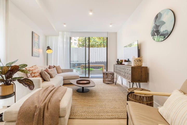 Alexandra Elegance: Riverside Living in Style