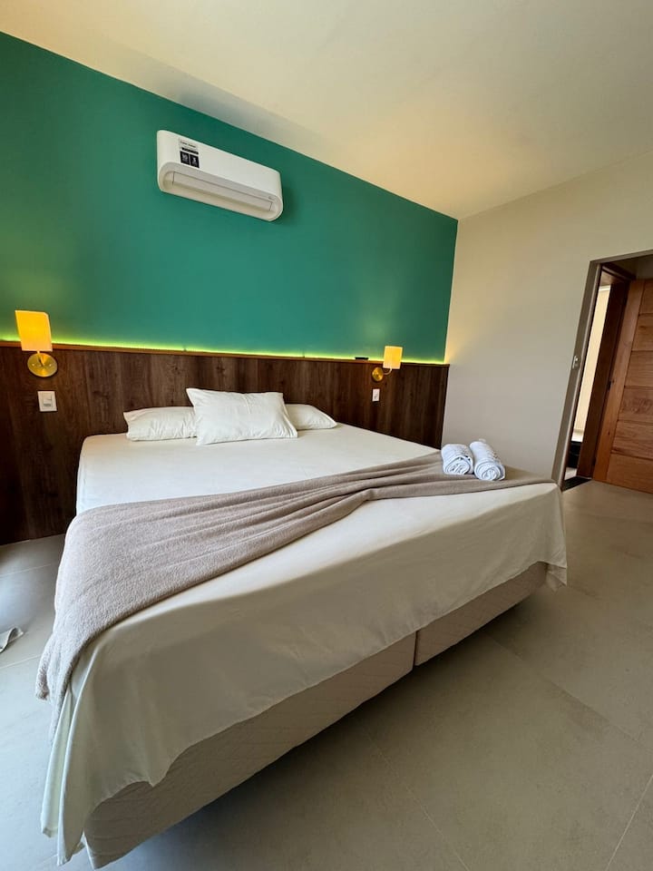 חדר שינה עם מיטת קינג סייז זוגית, עם מרפסת + חדר נוסף אחד בחדר השינה עם מיטה זוגית וחדר רחצה אחד 