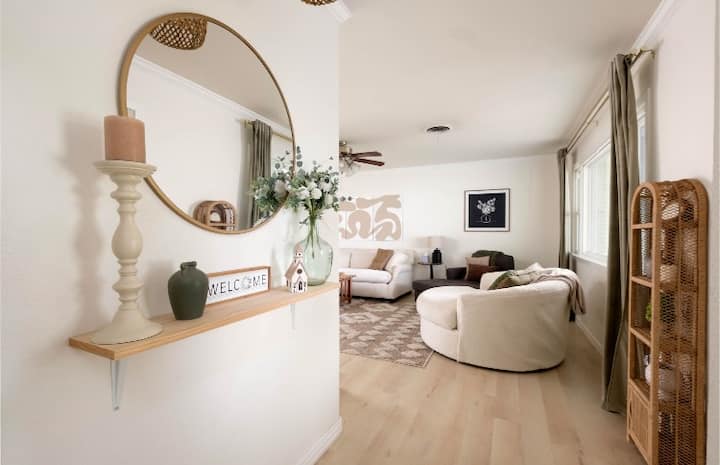 Chateau Bliss: Stylish Stay W/ Hot Tub - Canyon