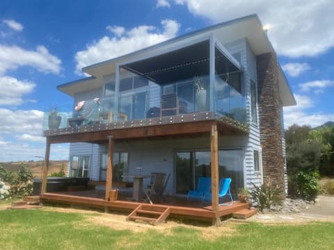 Raglan surf house