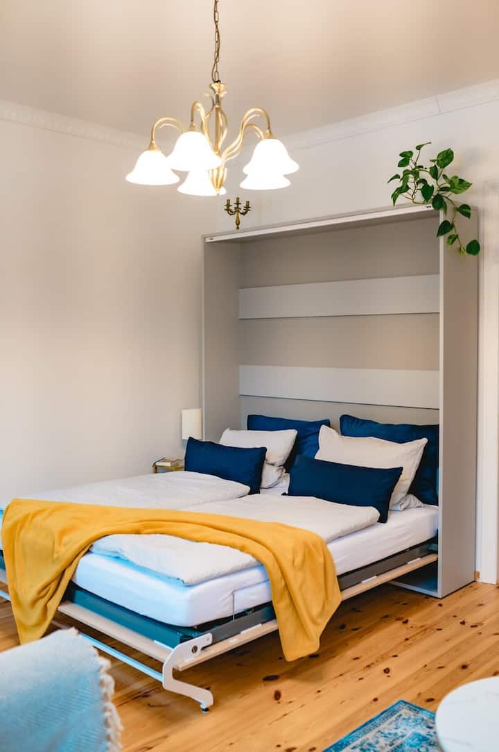 Kingsize Bett mit gemütlicher Bettwäsche