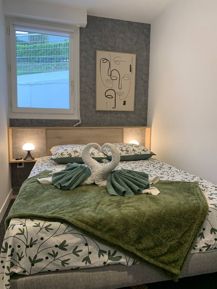 "Bed made upon arrival" presentation €30
Swan decoration with the bathroom service at €20
Included tea towels and bath mat