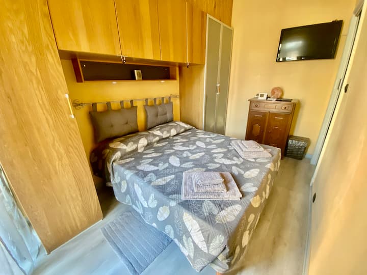 DORMITORIO DOBLE CON TV