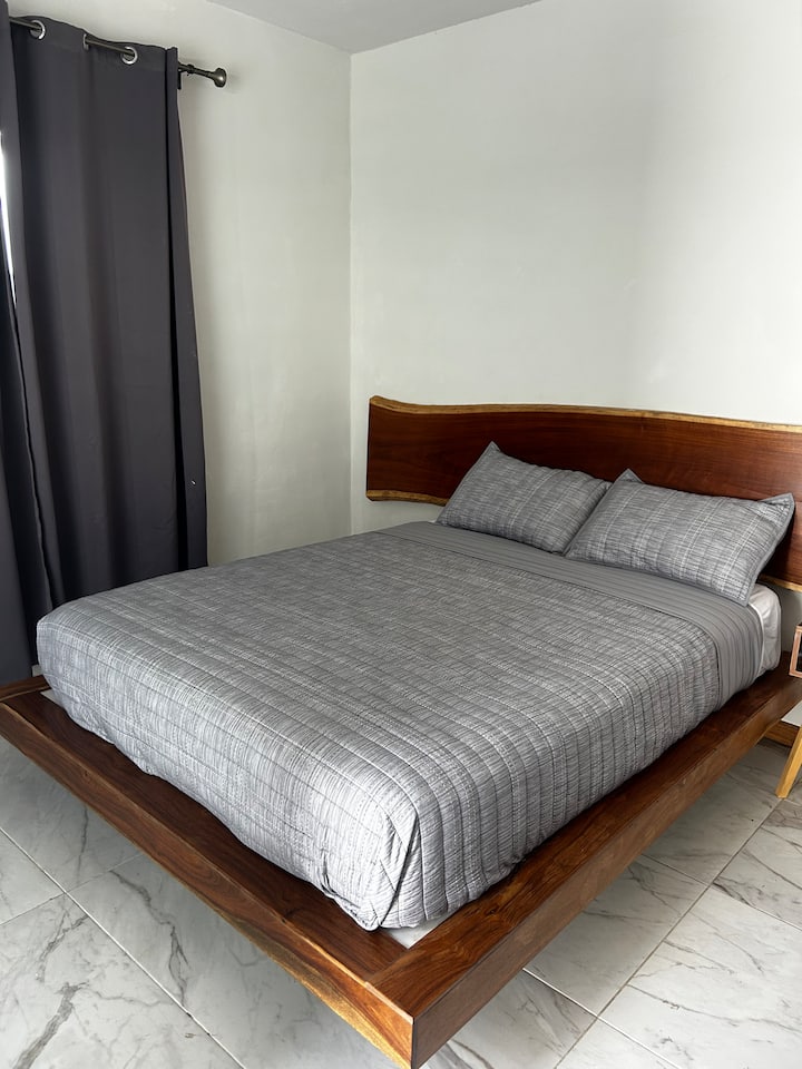 La cama queen size de nuestro Airbnb es cómoda y acogedora, perfecta para dos huéspedes.  Es un espacio ideal para descansar y sentirse como en casa.