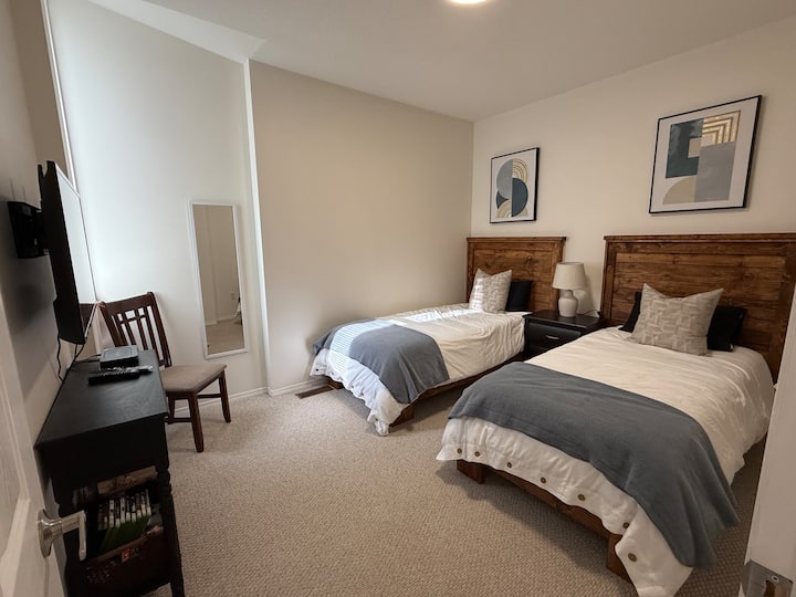 Dva XL kreveta s 2 odvojena kreveta. HD TV s kabelskom televizijom/Netflixom, igrama i knjigama za djecu.