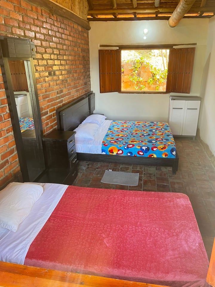 غرفة مشتركة لثلاثة أشخاص وحمام مشترك. 