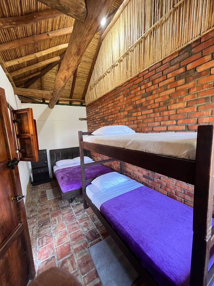 غرفة للأشخاص وحمام مشترك.