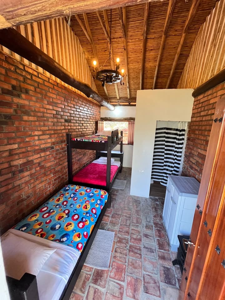 Habitación para 3 أشخاص مع حمام خاص.