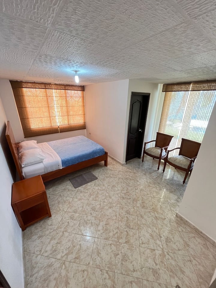 غرفة لشخصين مع حمام داخلي.