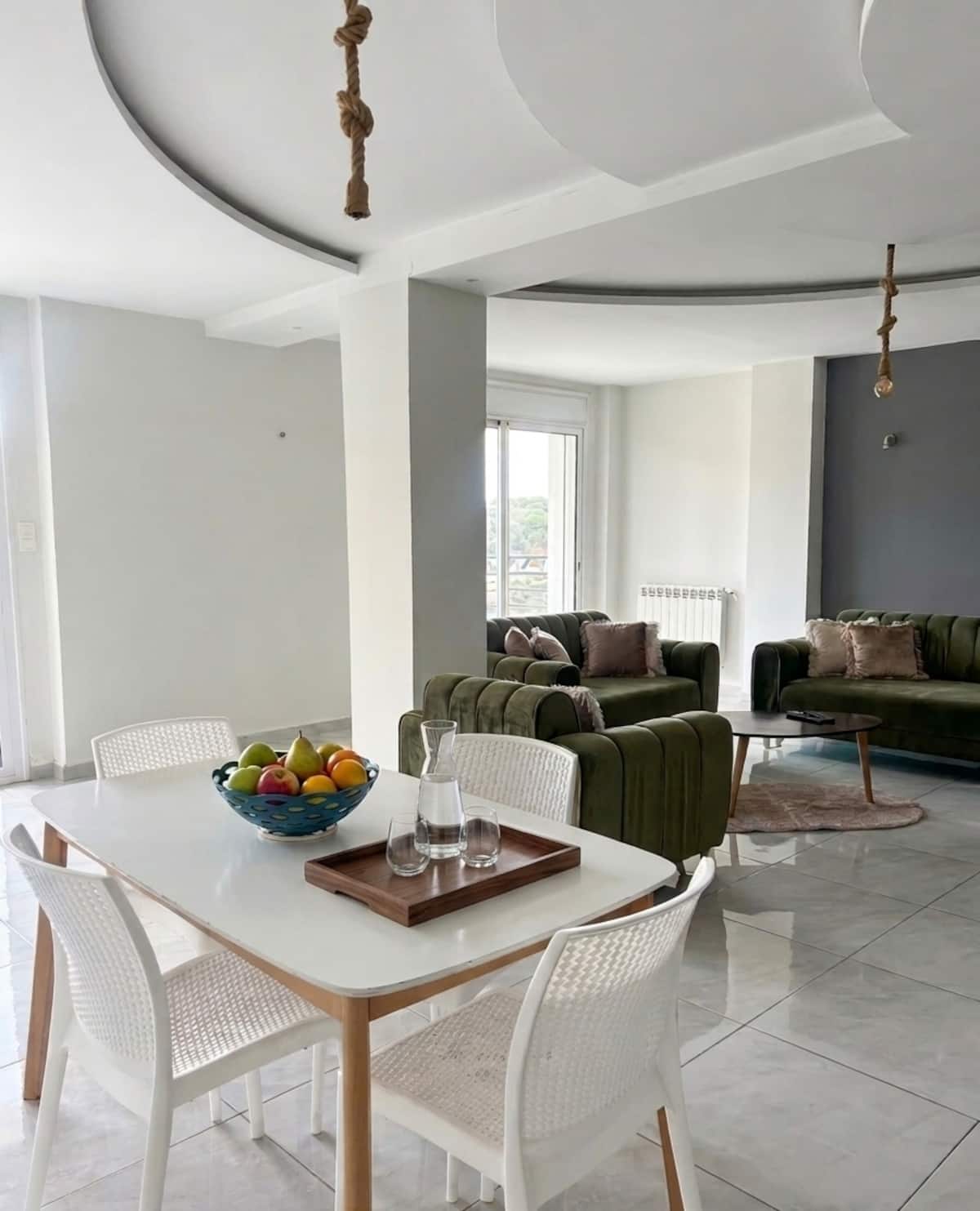 Appartement 3 chambres — haut de gamme, vue piscine — Salle à manger
