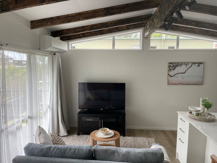 Architect's Retreat | Sea Views | Shelly Park - Auckland