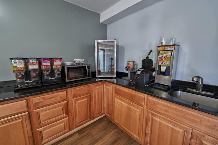 Rare Find! 3 Units, Indoor Pool, Free Breakfast! - Cape Cod, MA