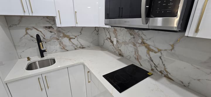 Modern Luxury King Suite |Pond View | Near Airport - Beaumont