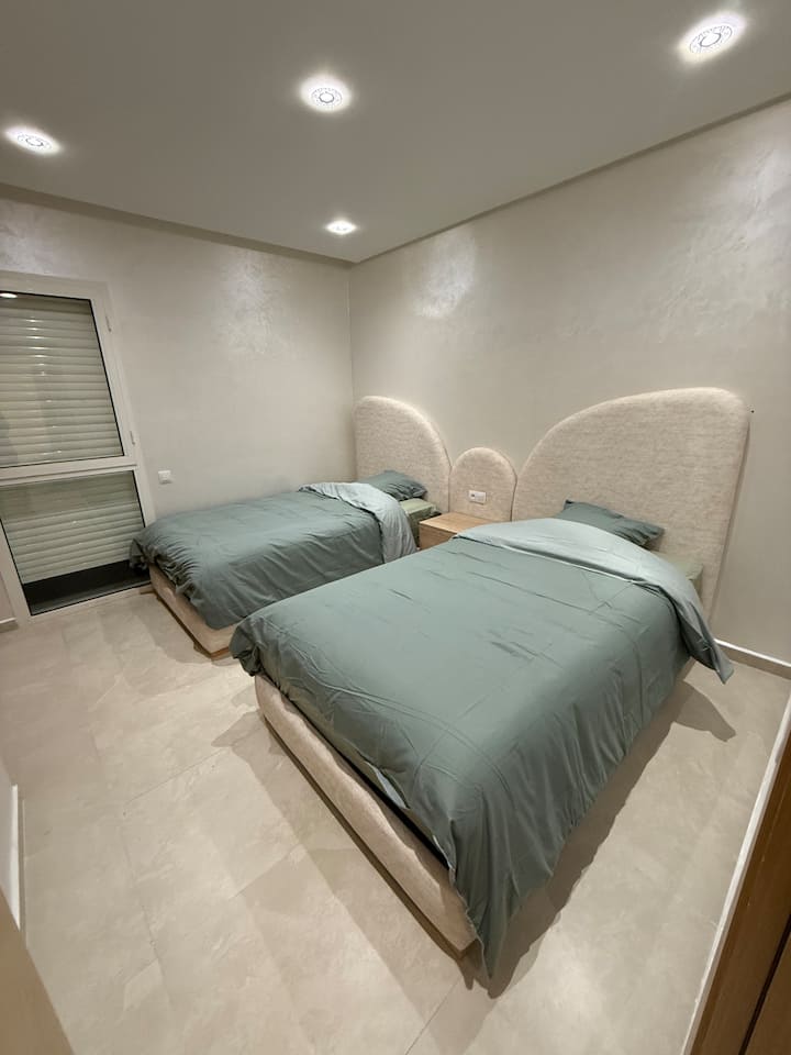 เตียงเดี่ยวขนาดใหญ่ 2 หลังขนาด 120 X 200