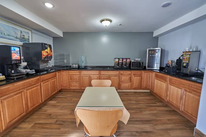 2 Family-friendly Rooms! Indoor Pool, Breakfast! - Dennis, MA