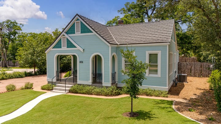 Eskew Place | 3 Blocks To Main | Newly Renovated - Fredericksburg, TX