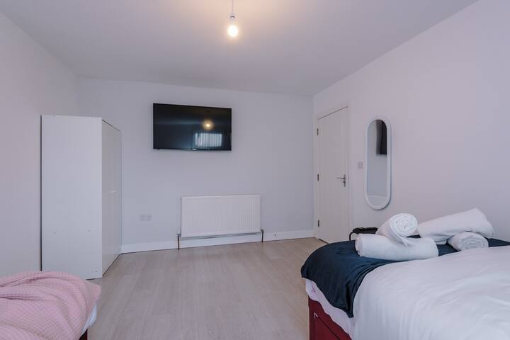 Spacious 6BDRM Home Rochdale | Parking | Sleeps 15 gallery image 3