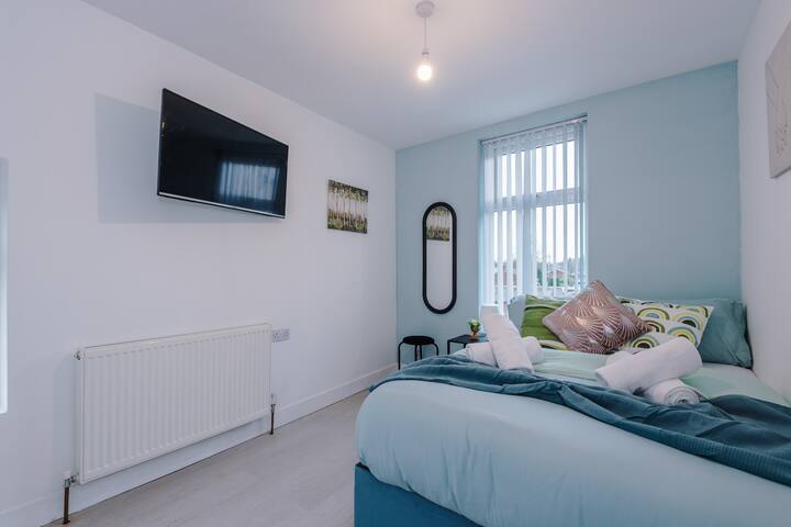 Spacious 6BDRM Home Rochdale | Parking | Sleeps 15 gallery image 2