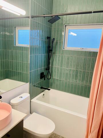 Modern 3-Bedroom Home Off Main St gallery image 5