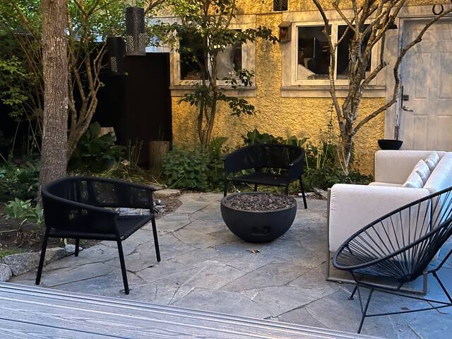 Modern 3-Bedroom Home Off Main St gallery image 3