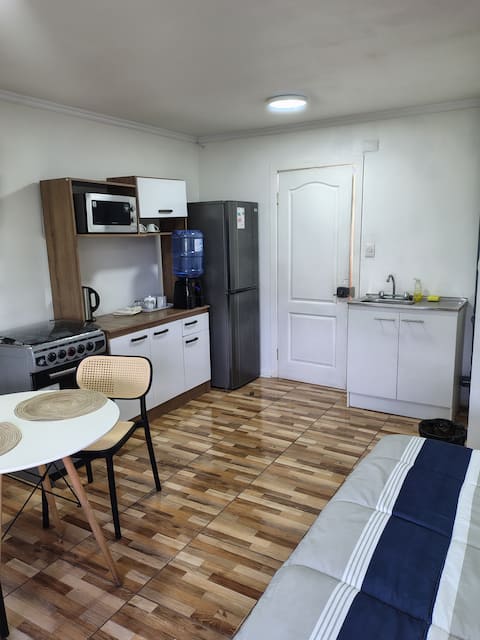 Top performing Airbnb: Centric Studio Apartment in Los Angeles in Los Ángeles