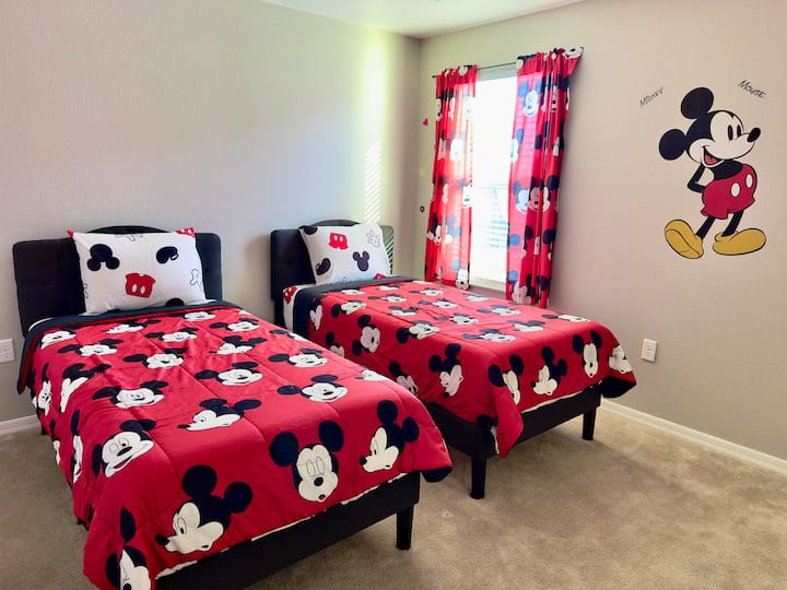 Ingia katika chumba hiki cha kulala chenye mandhari ya kupendeza na starehe ya Mickey, kinachofaa kwa watoto au wapenzi wa Disney wa umri wote!  Matandiko madogo, mapazia yanayolingana na mapambo mazuri ya ukuta, sehemu hii angavu na ya kuchezea huongeza mvuto wa Disney kwenye ukaaji wako

