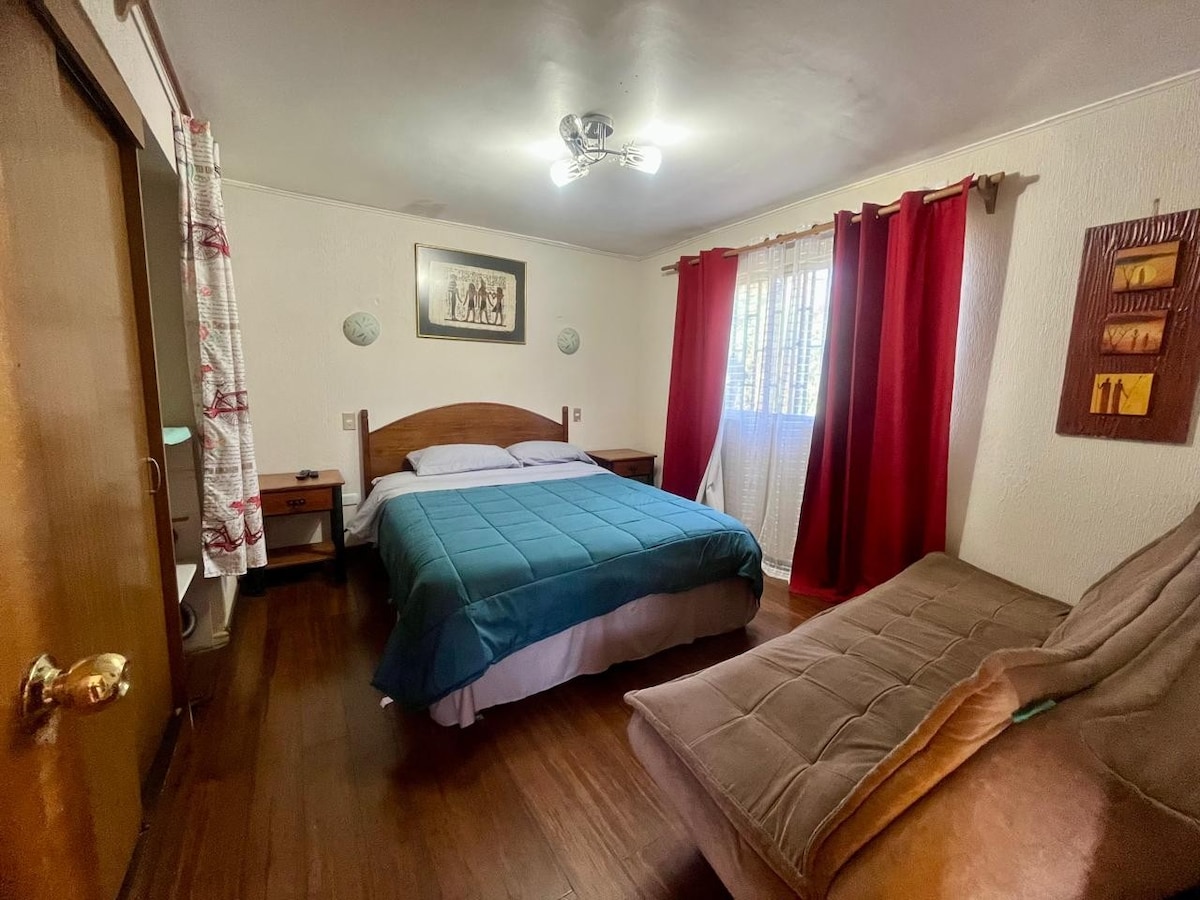 Op de eerste verdieping bed 2 pleinen, kast, tv+ roku