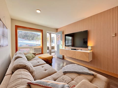 Top Airbnb: Ski in/out! Hottub & Pool - Ski Hill Views | AC in East Kootenay A