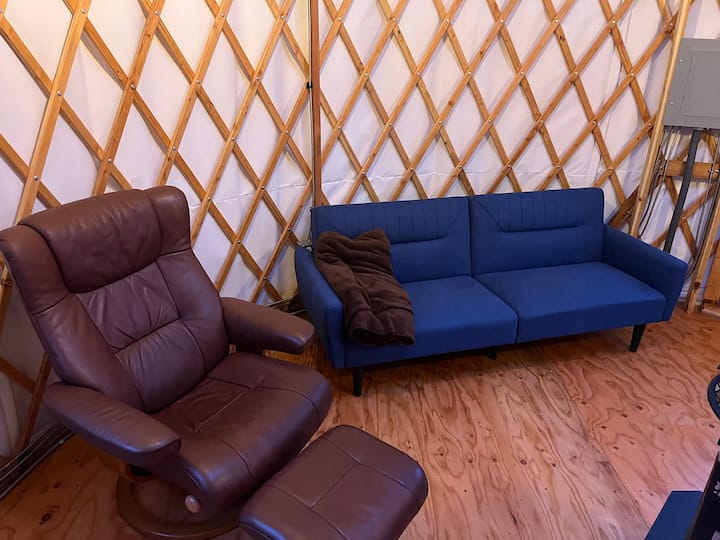 The Lazy Husky Yurt & Wellhouse - Palmer, AK
