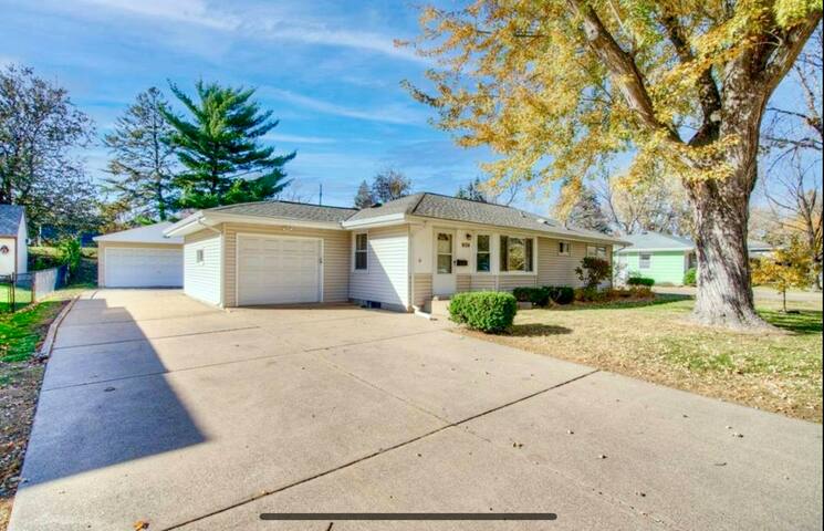 Bloom-A-Ton-Skiing, Mall of America & more-3 bed!