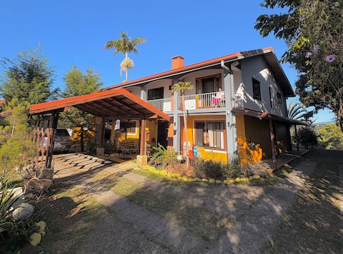 House In The Mountains With Views / 5 Bedrooms