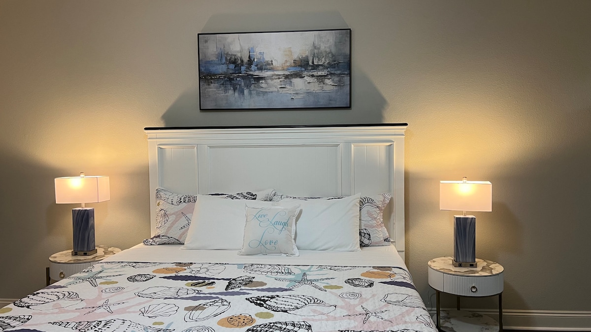 Основната спалня е свързана с банята:
- 12 - инчов матрак с мемори пяна
- Две нощни шкафчета с две настолни лампи. 
- Електрическа камина.
- 75 - инчов смарт плосък телевизор.
- Дрешник
- Наклонете стол, подходяща настолна лампа.
- вентилатор на тавана,
- Конзолен шкаф, огледало.