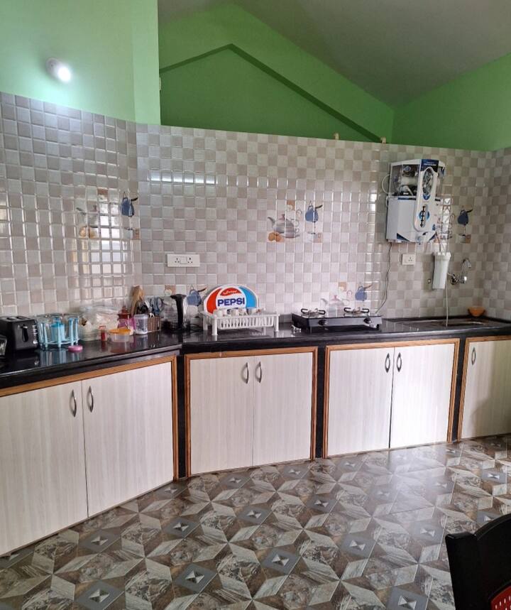 Full kitchen image 1