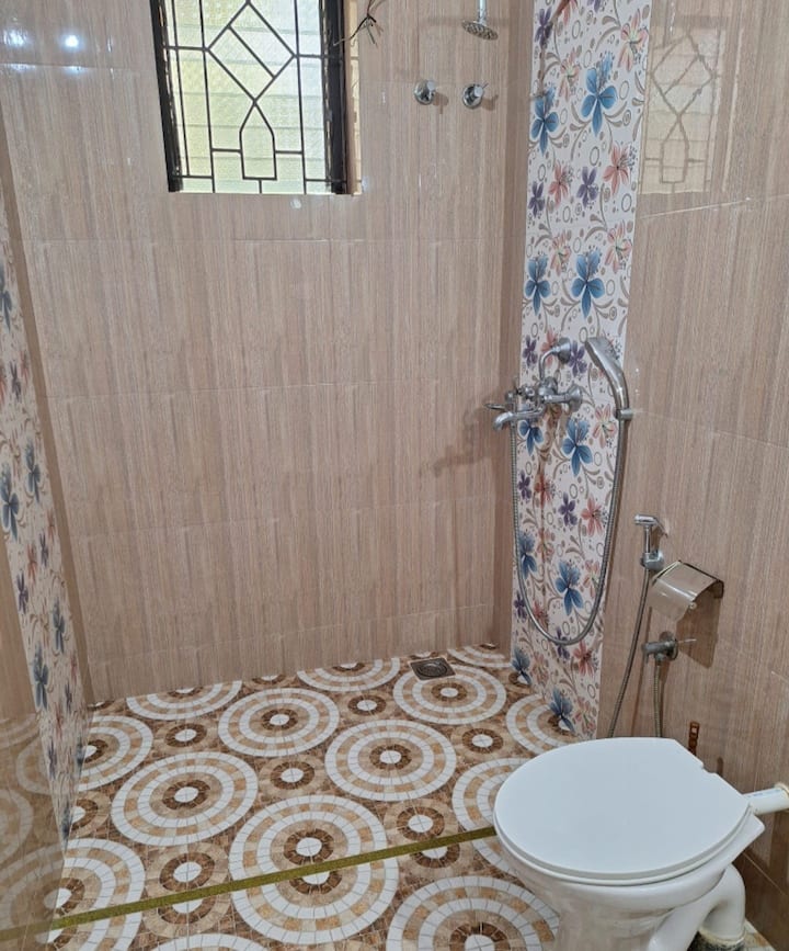 Bedroom 1 image 5