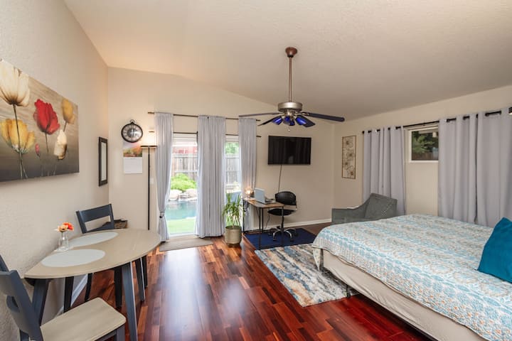 ห้องสวีทกว้างขวางพร้อมวิวสระว่ายน้ำที่สงบ