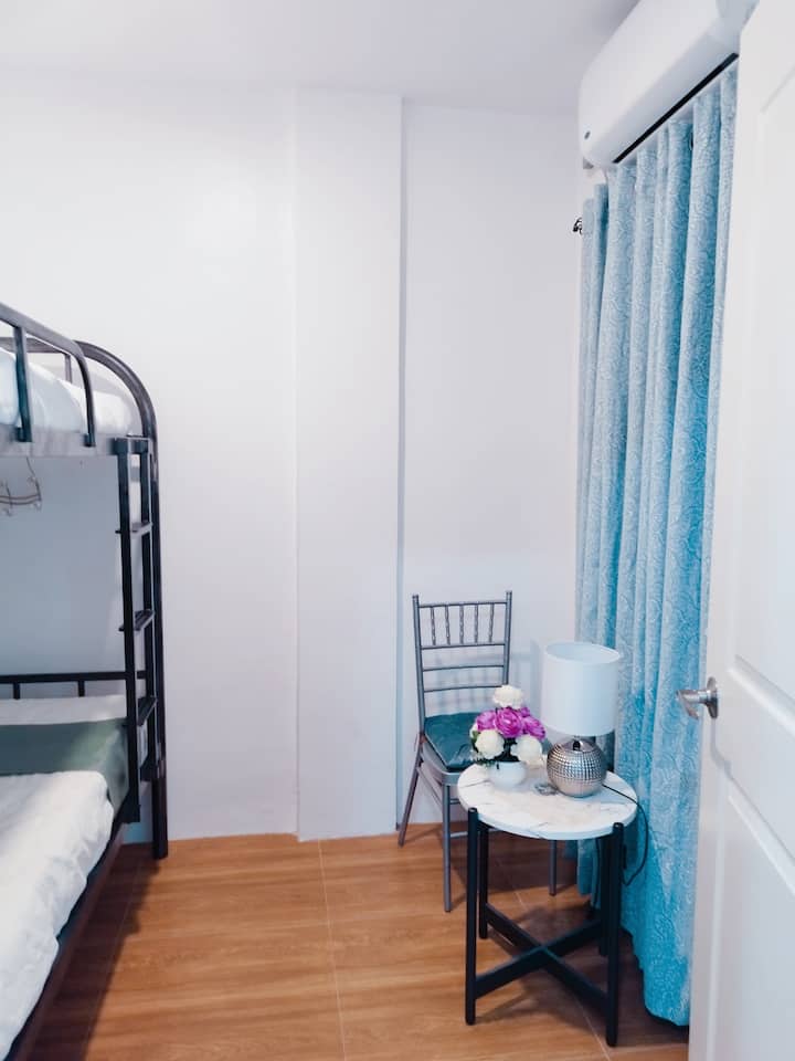 Како што можете да видите, нашата соба не е толку тесна, има доволно простор за да се движите наоколу и со нашата симпатична маса. Оваа соба е целосно климатизирана .