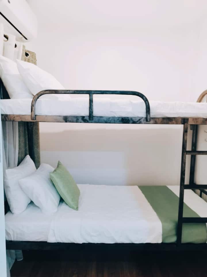 Ова е целосно климатизирана соба со убава бела удобна постелнина со дополнителни перници.