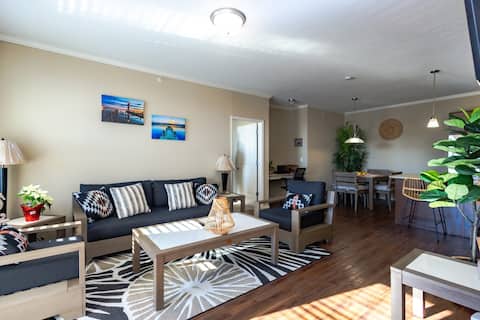 Top Airbnb: Island Business & Pleasure Retreat in Central Business District