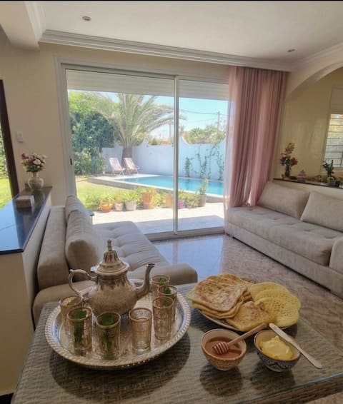 Spacious villa with pool 5 min from Casa airport