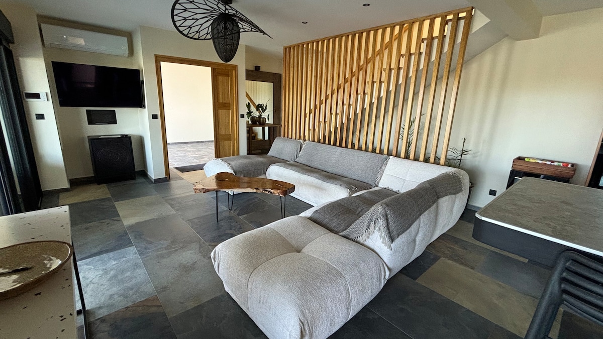 Popular Airbnb listing: Blue Naïade Villa between the sea and the forest in L'étang Salé